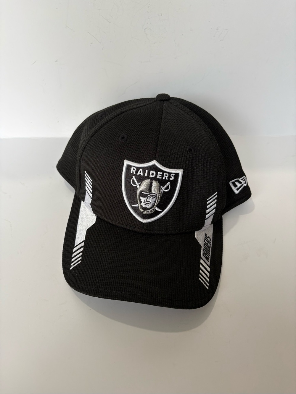 Oakland / Las Vegas Raiders New Era 39THIRTY Sideline Flex Fit Hat Cap Small/Med